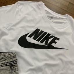 Nike Camiseta Sportswear Icon Futura